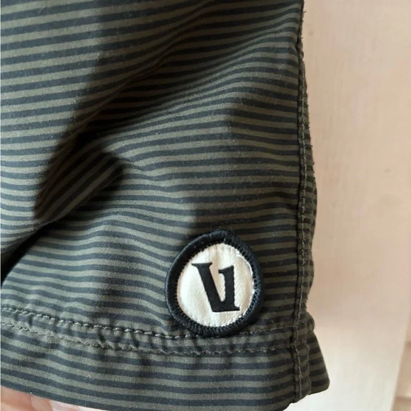 Vuori Kore Shorts Mens Large Olive Black Stripe 7.5” Inseam Lined Athletic Gym - Picture 3 of 6